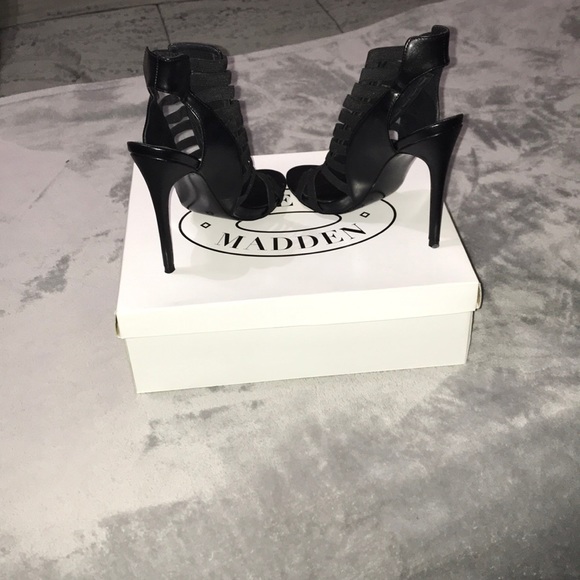 Black heels - Picture 3 of 6